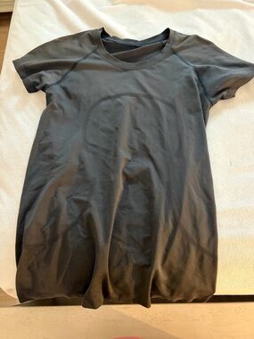 lululemon athletica Short Sleeve Tee in Charcoal